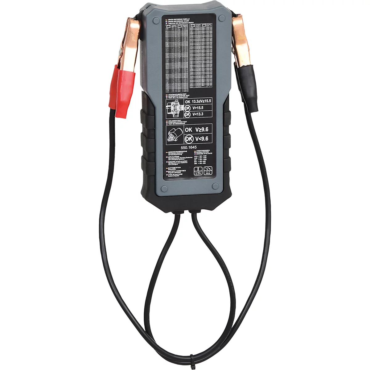 Ein graues Starthilfegerät mit angeschlossenen Klemmen: rot und schwarz. Auf dem Gerät befinden sich Tabellen und Schriftzüge, die Informationen anzeigen.